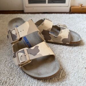BIRKENSTOCK Like new camo print sandals 41 narrow